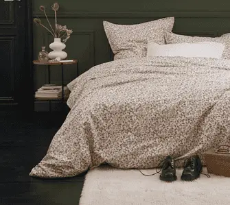 Photo d'une chambre dans les tons de rose avec un mur vert foncé