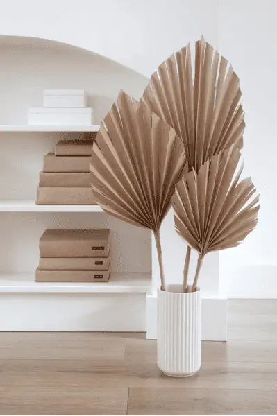 Un bouquet avec des feuilles de palmier en papier 