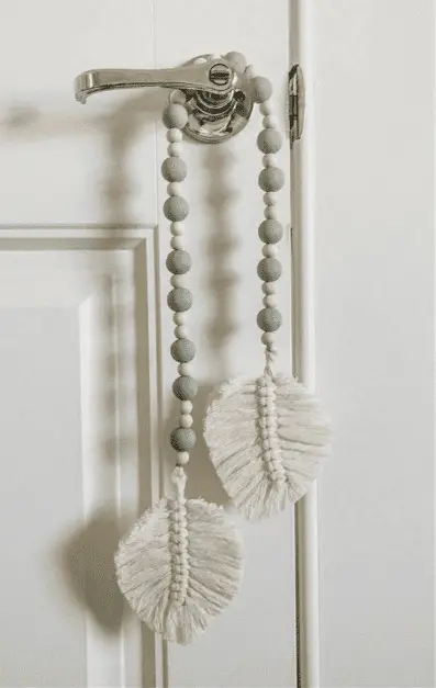 Une petite breloque pour décorer sa porte ou ses rideaux fait de perles et macramé