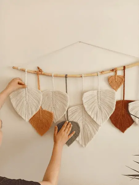 On peut créer de nombreux objets déco avec des plumes en macramé