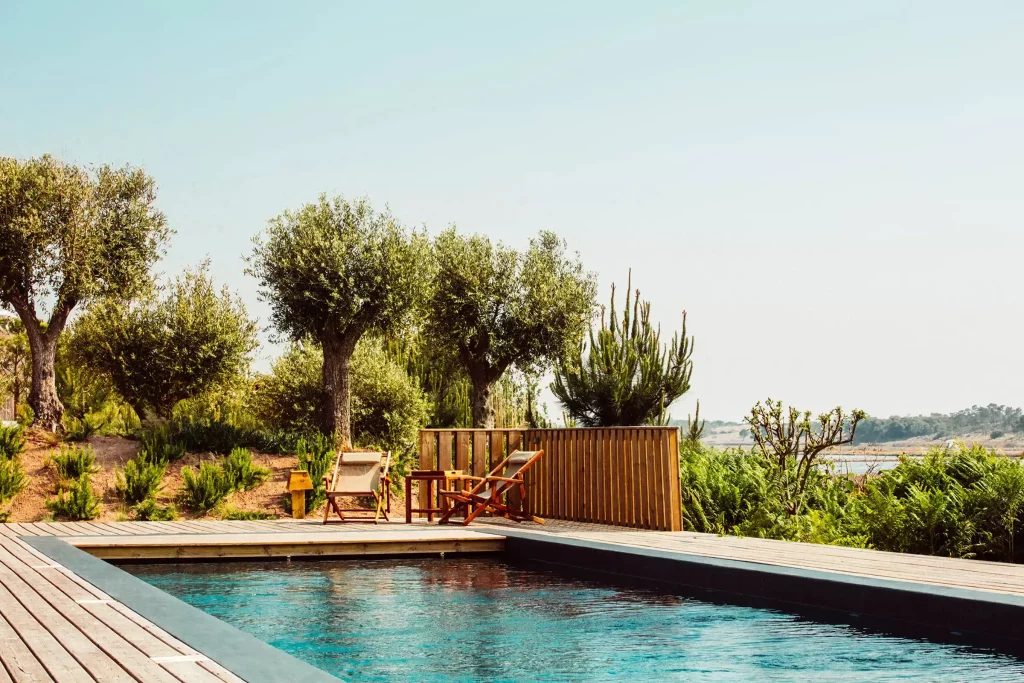 grande piscine avec vue sur le paysage