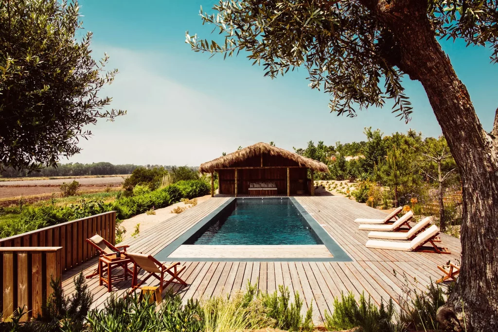 une belle piscine sur un terrassement en bois