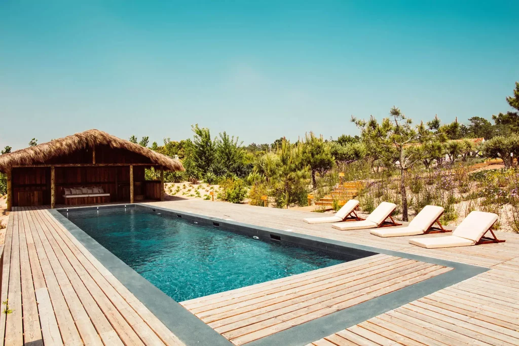 un escalier dans le jardin permet de rejoindre la piscine