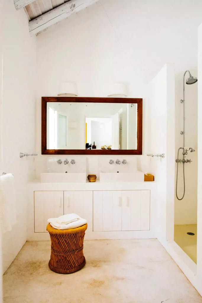 salle de bain avec meubles blancs en bois