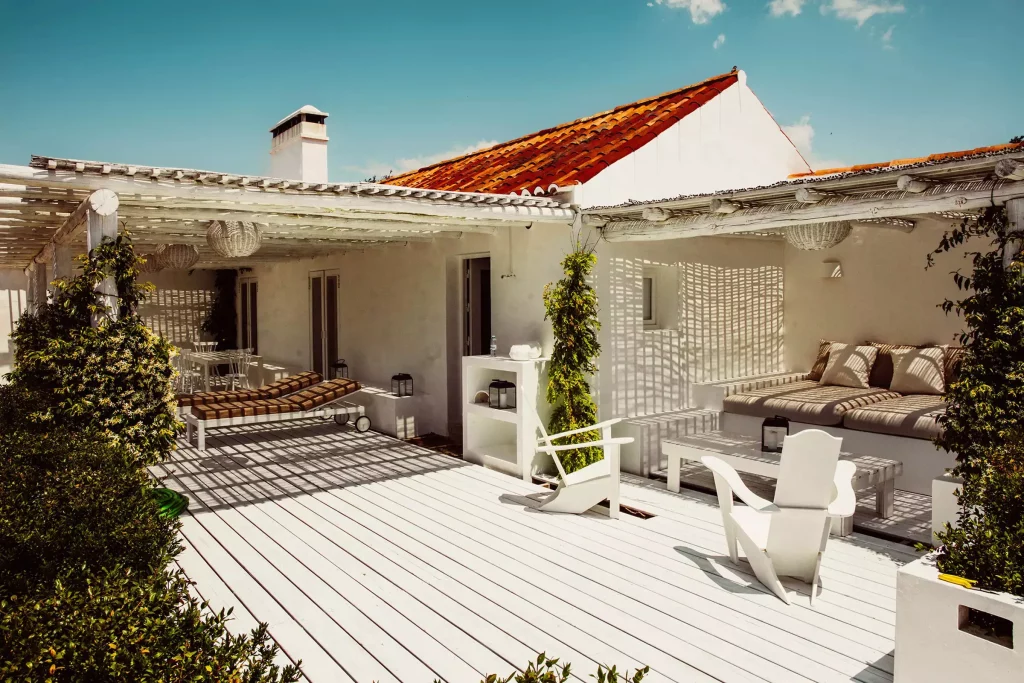 extérieur de la maison et sa grande terrasse en bois