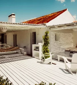 extérieur de la maison et sa grande terrasse en bois