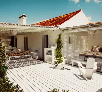 extérieur de la maison et sa grande terrasse en bois