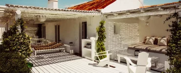 extérieur de la maison et sa grande terrasse en bois