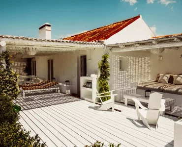 extérieur de la maison et sa grande terrasse en bois