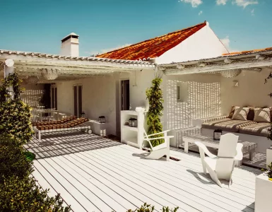 extérieur de la maison et sa grande terrasse en bois