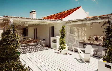 extérieur de la maison et sa grande terrasse en bois