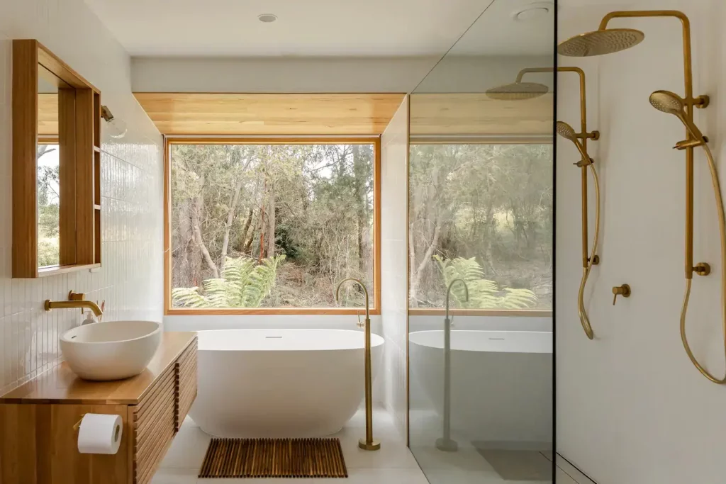 une belle salle de bain près de la fenêtre