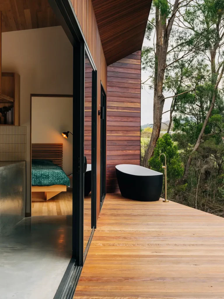 baignoire noire sur le bord de la terrasse