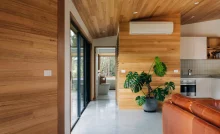couloir lumineux et lambris en bois
