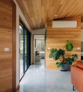 couloir lumineux et lambris en bois