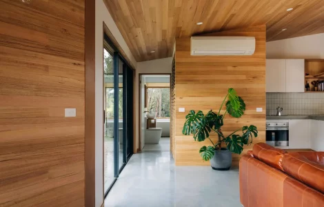 couloir lumineux et lambris en bois