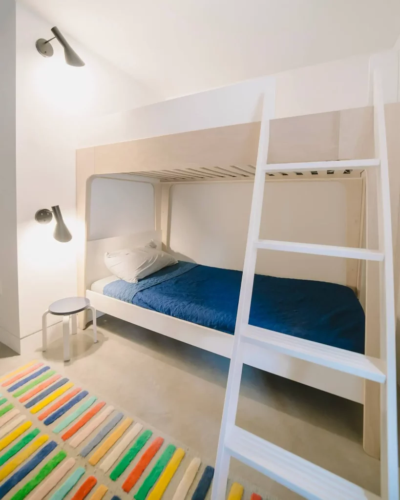 chambre avec lit double pour recevoir des invités