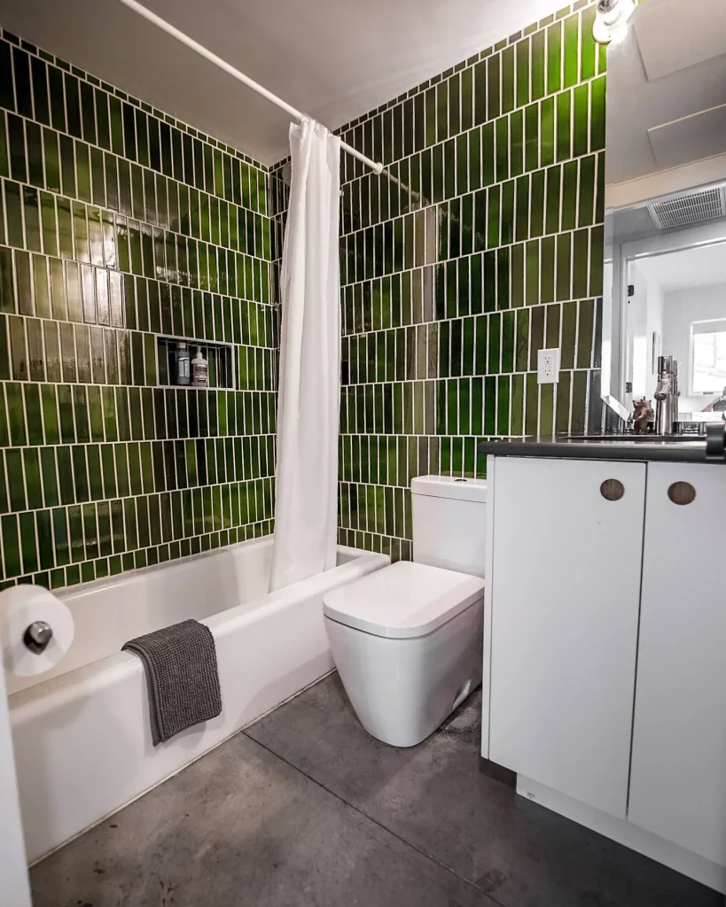 salle de bain et ses carreaux verts
