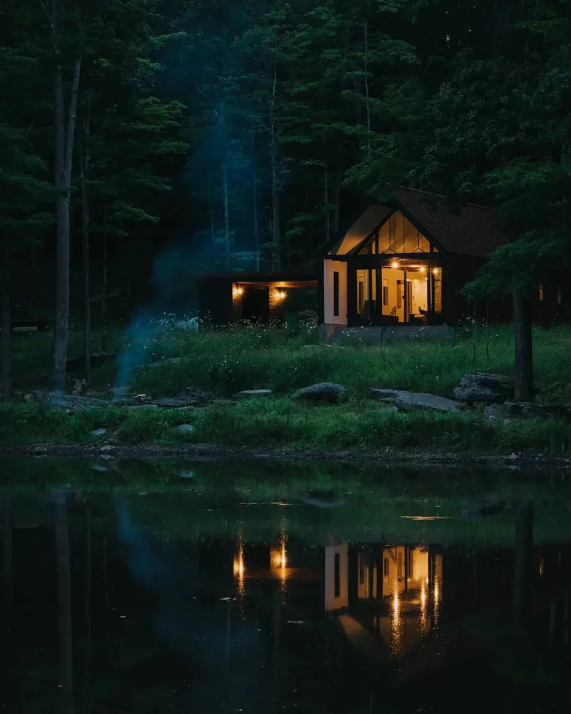 vue de la maison en pleine nuit avec ses belles lumières