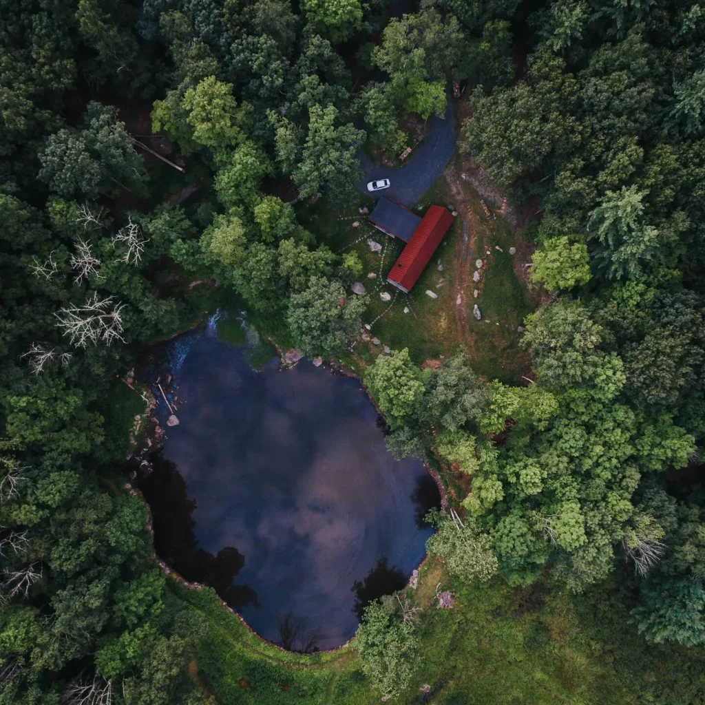 vue de la maison d'en haut et son étang