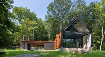 Visitez une maison à la façade en métal près d’un étang