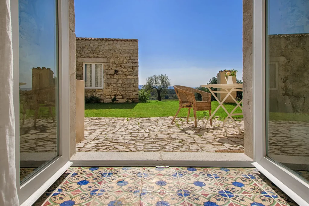 vue sur l'extérieur et le grand jardin