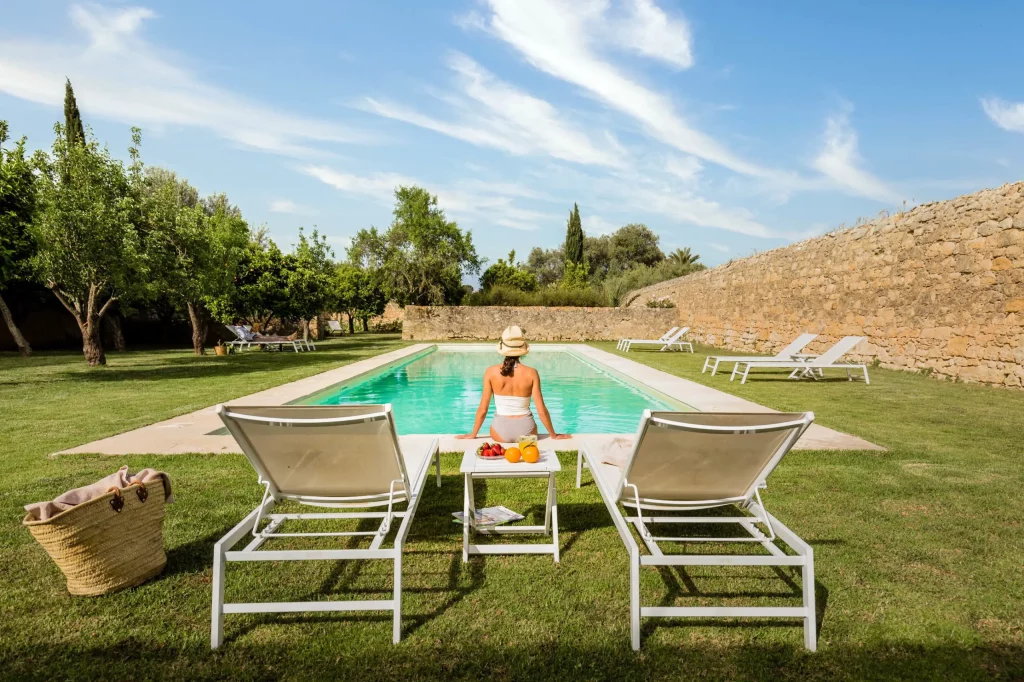 grande piscine entre les murs en pierres