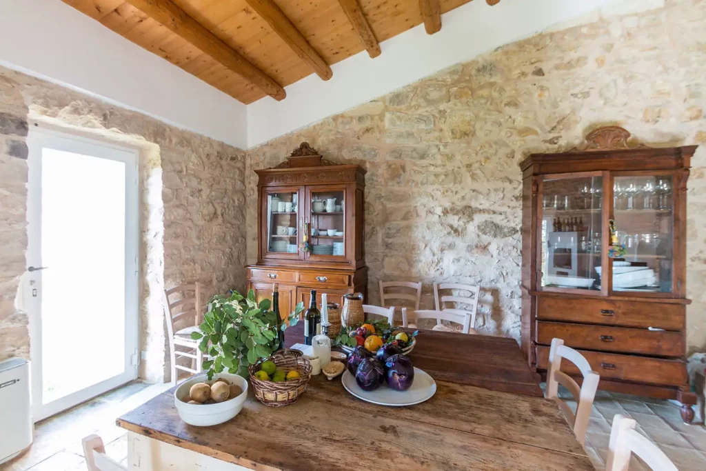 salle à manger sous les poutres du plafond