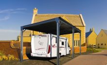 Une structure simple, un toit en pente… L’abri de camping-car en métal est minimaliste et facile à installer dans votre jardin