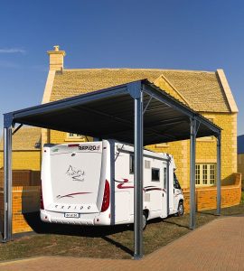 Une structure simple, un toit en pente… L’abri de camping-car en métal est minimaliste et facile à installer dans votre jardin
