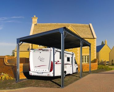 Une structure simple, un toit en pente… L’abri de camping-car en métal est minimaliste et facile à installer dans votre jardin