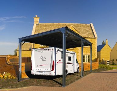 Une structure simple, un toit en pente… L’abri de camping-car en métal est minimaliste et facile à installer dans votre jardin