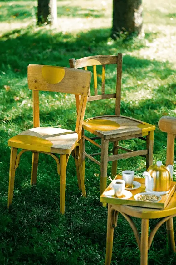 Des chaises en bois revisitées avec des motifs jaune