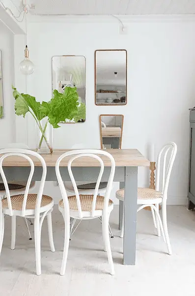 Des chaises peintes en blanc et modernisées avec du cannage sur l'assise