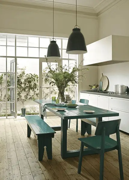 Une table de ferme, un banc et des chaises en bois relookées avec de la peinture bleu canard