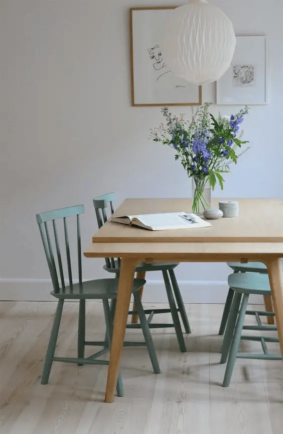 Des chaises de bistrot relookées avec une peinture bleu/gris