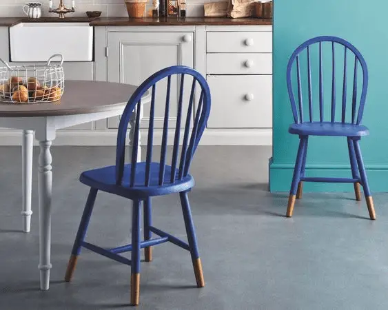 Des chaises bleu et bois