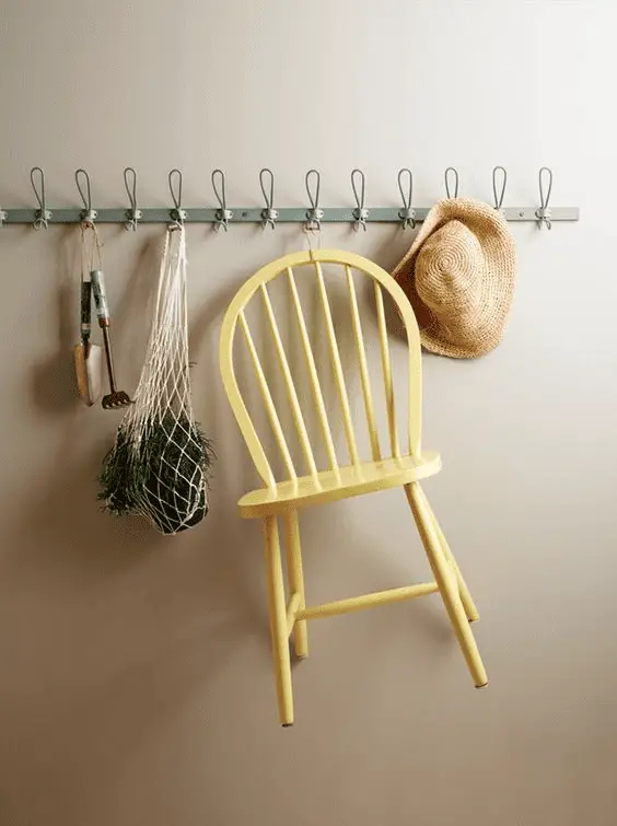 Une jolie chaise teintée de peinture jaune pastel