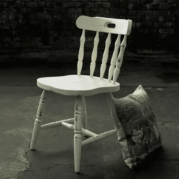 Une chaise rénovée avec de la peinture ROST-OLEUM à la teinte crème fouettée poudré