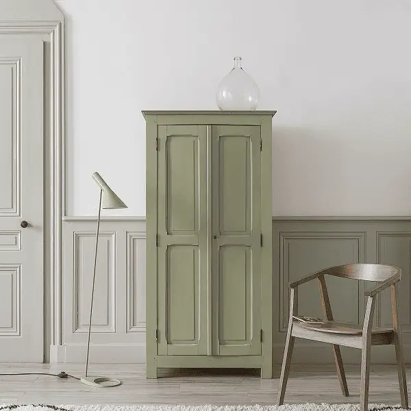 Une armoire peinte avec la couleur vert de gris de chez LIBERON