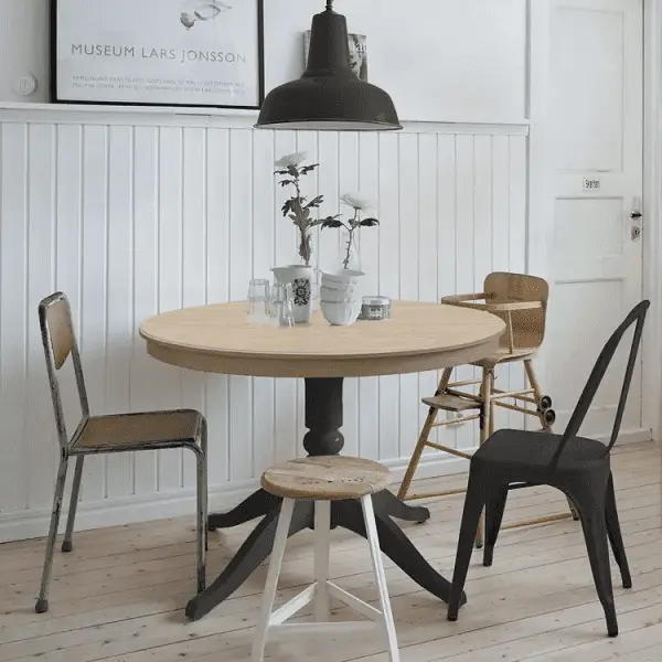 Le pied de table peint avec Relook meuble dans la teinte noir intense 