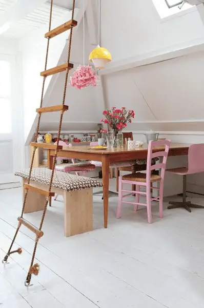 Des chaises en paille rustiques revisitées avec de la peinture rose flashy