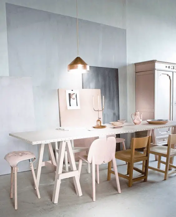 Une chaise en bois rose poudré dans la salle à manger