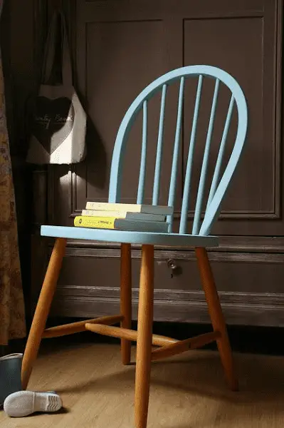 Une chaise scandinave bicolore