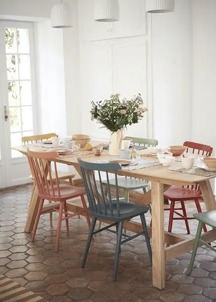 Des chaises de bistrot relookées avec différentes nuances pastel