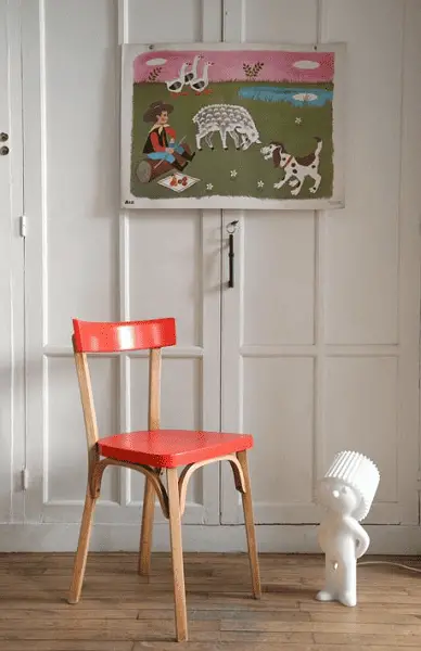 Une chaise en bois de couleur vermillon