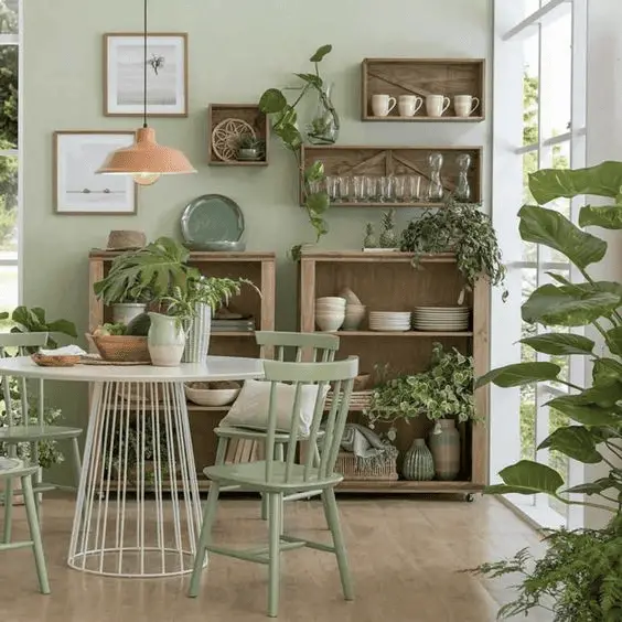 Une salle vert sauge et ses chaises assorties