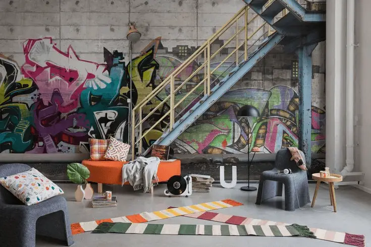 Une chambre de style industriel animée par gros graffitis colorés
