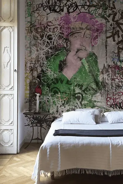 Une chambre élégante rehaussée d’un mur en graffitis en guise de tête de lit