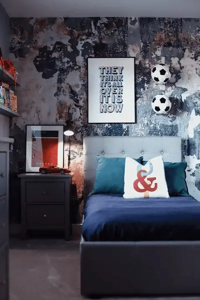 Une chambre à la déco contemporaine avec deux ballons de foot exposés au-dessus du lit